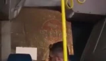 Belediye otobüsünde öpüşme sosyal medyanın diline düştü!