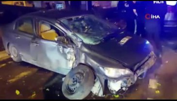 İstanbul'da kontrolden çıkan otomobil ağaca çarptı!