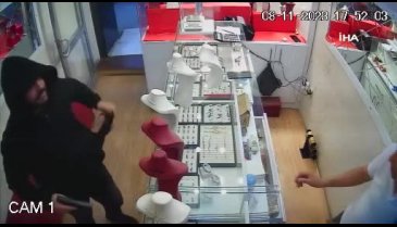 Adana'da kuyumcu soygunu anbean güvenlik kamerasına yansıdı