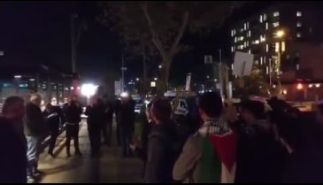 Bursa'da Starbucks'ı protesto ettiler