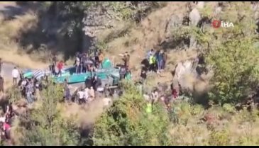 Hindistan'da yolcu otobüsü şarampole yuvarlandı! Çok sayıda ölü ve yaralı var