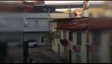 Bursa'da sokaktaki elektrik teli kıvılcım çıkarmaya başladı!
