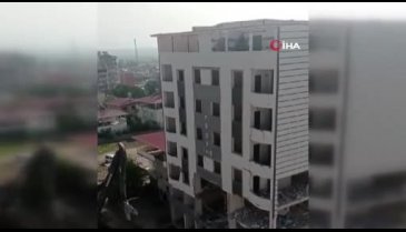 Hatay'da 8 katlı bina korna sesiyle yıkıldı! O anlar kamerada