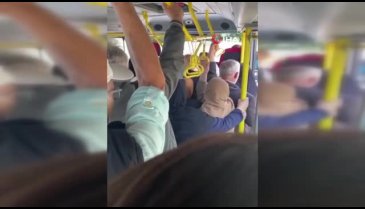 Bursa'da yolculara sinirlenen şoför hareket etmedi