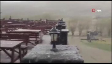 Uludağ'a mevsimin ilk karı yağmaya başladı