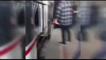 İzmir'de seyir halindeki metro raydan çıktı!