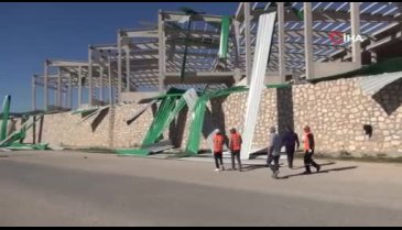 Mersin'de şiddetli rüzgar fabrika inşaatı çatısını uçurdu