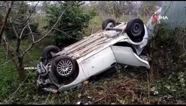 Bursa'da otomobil tarlaya uçtu! Baba oğul kazada yaralandı