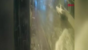 Bursa Gemlik'te sağanak ve fırtına! Deniz suyu taştı