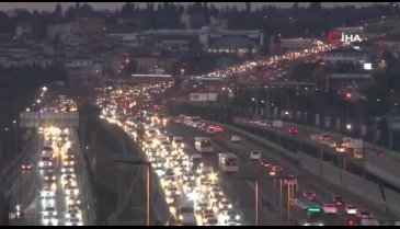 İstanbul'da okulların yeniden açılmasıyla sabah trafik yoğunluğu oluştu
