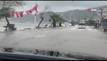Bursa'da deniz karayla birleşti!