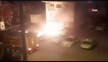 Aksaray'da park halindeki otomobil alev alev yandı