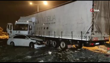 Van'da makas atan tıra otomobil çarptı!
