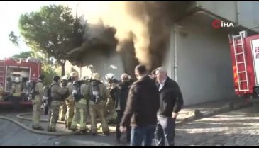 İstanbul'da sünger deposunda yangın!