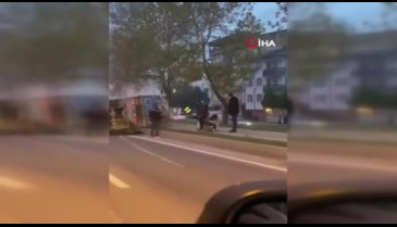 Bursa'da palet yüklü kamyonetin lastiği patladı! Devrildi