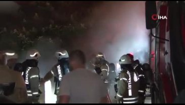 İstanbul'da bir işyeri alev alev yandı