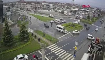 Düzce'de otomobil karşıdan karşıya geçen kadına çarptı!