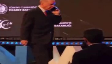 Cumhurbaşkanı Erdoğan, gelen acil telefon nedeniyle sahneden indi!