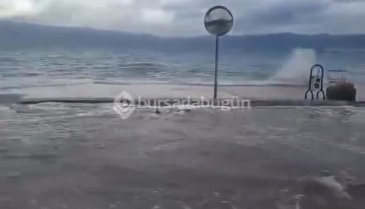 Bursa'da denizle karayolu birleşti!