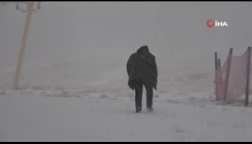 Uludağ'da kar yağışı aralıklarla devam ediyor