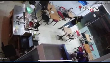 Bursa'da iş yerinin kapısı lodosun etkisiyle paramparça oldu