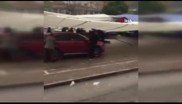 Bursa'da otomobilin sürücüsü gelmeyince, pazarcılar meseleyi paletle çözdü