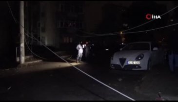 Bursa'da ağaç ve elektrik direği araçların üzerine devrildi