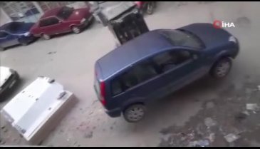 Bursa'da aracın yerini, forklift ile kaldırıp değiştirdi!