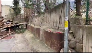 Bursa'daki lodosta trafonun çatısı uçtu, vatandaşların evine zarar verdi