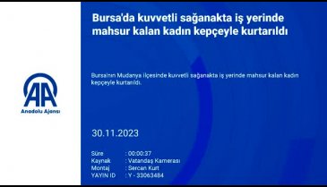 Bursa'da işyerinde mahsur kalan kadın kepçeyle kurtarıldı