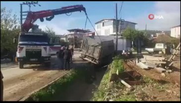 Bursa'da kanala düşen 25 tonluk tır, vinç yardımı ile kurtarıldı