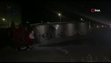 Aksaray'da  süt tankeri ile pancar yüklü tır çarpıştı!