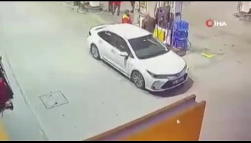 Erzincan'da Yakıt doldurulan otomobil alev aldı
