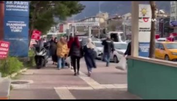 Bursa'da rüzgar kent merkezinde hayatı olumsuz etkiledi