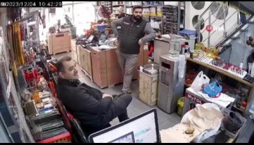Bursa'da depremde çayını alıp dışarı kaçan adam sosyal medyanın gündeminde