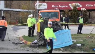 Samsun'da otobüsle kafa kafaya çarpışan otomobil parçalara ayrıldı!