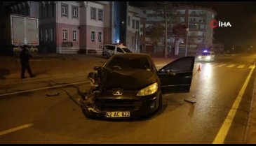 Konya'da otomobil sürücüsü, park halindeki otomobile çarparak durdu