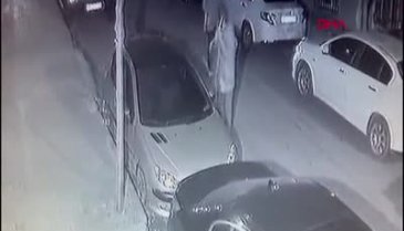 İstanbul'da park halindeki araca böyle zarar verdi