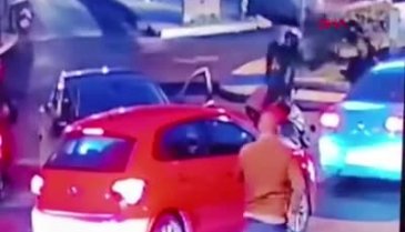İstanbul'da trafikte silahlı tartışma kamerada