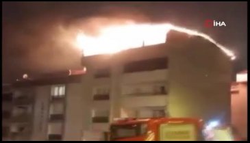 İstanbul'da binanın çatısında yangın çıktı