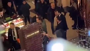 Armağan Çağlayan AVM'de ortalığı birbirine kattı!