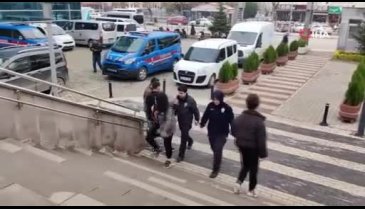 Bursa'da tutuklanan kadın gazetecilere saldırmaya çalıştı