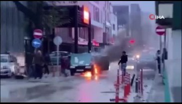Bursa'da seyir halindeki otomobil alevlere teslim oldu