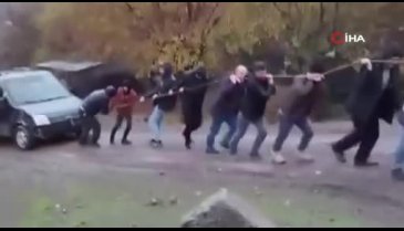 Elazığ'da şarampole yuvarlanan araç böyle kurtarıldı