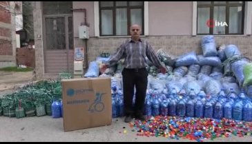 Topladığı 1 ton kapakla engelliler için tekerlekli sandalye aldı
