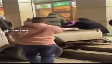 Libya'da AVM'ye aslanla girdi