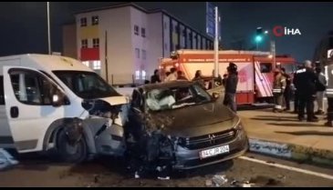 İstanbul'da servis minibüsü otomobile çarptı!