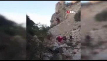 İzmir'de dağda kayalıklardan düşüp mahsur kaldı! Helikopterle kurtarıldı