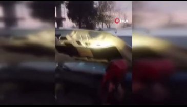 Bursa'da kaputa giren kediyi itfaiye ekipleri kurtardı