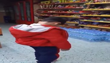 Kış saati uygulaması geri gelmeli mi? Sabah karanlıkta okula giden çocuk ayakta uyudu